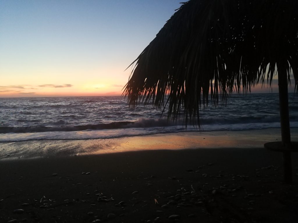 Άνθρωποι μονάχοι - της Κατερίνας Γεμελιάρη | mpilietaki.gr